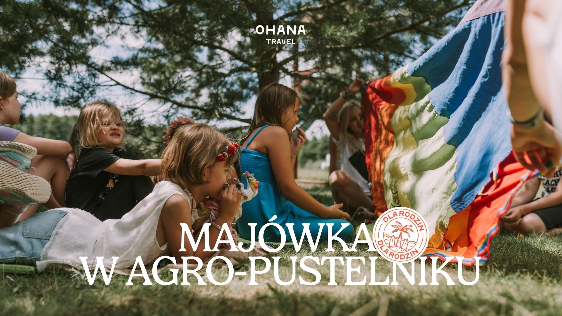 Dzieciaki z rumianymi policzkami bawią się w podchody na skraju lasu, majówka w rytmie slow.