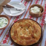 Lokalne potrawy macedońskiej kuchni serwowane podczas wspólnej obiadokolacji w Robinson Sunset House.