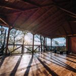 Poranna sesja jogi dla rodziców na tarasie widokowym nad Jeziorem Ochrydzkim.