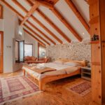 Przytulny pokój z widokiem na jezioro w bazie noclegowej Robinson Sunset House w Lagunie Lagadin